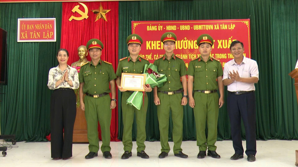 Tân Lập: Khen thưởng đột xuất các tập thể, cá nhân trong đợt đầu ra quân tấn công, trấn áp tội phạm